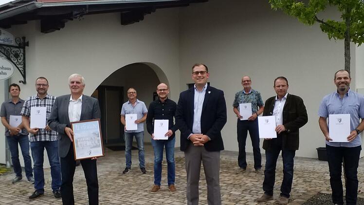 Geehrt wurden auch die ausgeschiedenen Gemeinder&auml;te (von links): Hubert Roth, Markus Kurz, J&uuml;rgen Karle, Frank Diemer, Michael Zeller, Florian Atzm&uuml;ller, Stefan Schottdorf, Marcus Scholz und Joachim Lutz. Es fehlen: Christian Kohlhepp, Astrid M&uuml;tzel, Herbert Aul und Lothar Haas.