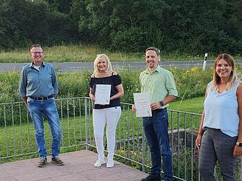 Sitzungspräsident Dieter Diez (von links) mit den Geehrten, Ingrid Baumann-Lauer, die sage und schreibe 50 Jahre Mitglied ist und Michael Huppmann (25 Jahre), sowie Gesellschaftspräsidentin Katharina Baidel.