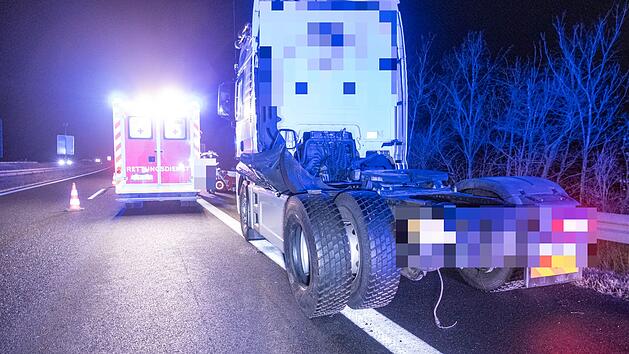 Sattelzug fährt auf verbotswidrig geparkten Lastwagen auf – Stundenlange Sperrung der A70