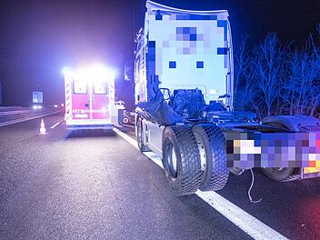 Sattelzug fährt auf verbotswidrig geparkten Lastwagen auf – Stundenlange Sperrung der A70