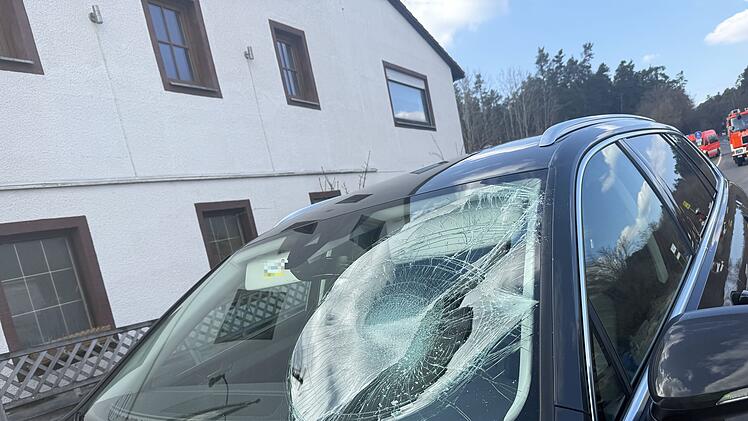 Auto übersieht Motorradfahrer beim Abbiegen: Biker bei Unfall verletzt