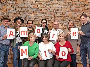 Bei der DJK Wülfershausen läuft jetzt der Kartenvorverkauf für die Theatervorstellungen im Januar. Gezeigt wird der lustige Dreiakter „Amore mio“ oder „Kann denn Liebe Sünde sein“.