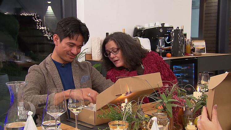 Ups, da hat Ragil die Kerze auf dem Tisch &uuml;bersehen. Doch Angela verhindert schlimmeres.