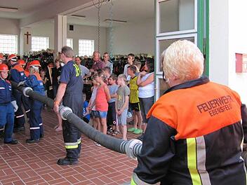 Die Ebensfelder Feuerwehr-Jugend (in Uniform) bei einer einfachen Vorführung zur Wasserentnahme aus offenem Gewässer Fotos: Monika Schütz