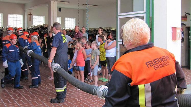 Die Ebensfelder Feuerwehr-Jugend (in Uniform) bei einer einfachen Vorführung zur Wasserentnahme aus offenem Gewässer Fotos: Monika Schütz