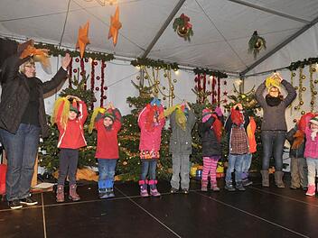 Die Hammerbacher Kinder führten einen Kerzentanz auf. Fotos: Roland Meister