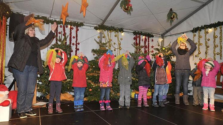 Die Hammerbacher Kinder führten einen Kerzentanz auf. Fotos: Roland Meister