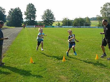 Mächtig ins Zeug legten sich Matti Gutzeit (12) und Jakob Fuchs (15) beim 50 Meter Lauf. Foto: Klaus-Peter Wulf