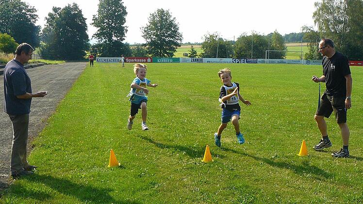 Mächtig ins Zeug legten sich Matti Gutzeit (12) und Jakob Fuchs (15) beim 50 Meter Lauf. Foto: Klaus-Peter Wulf