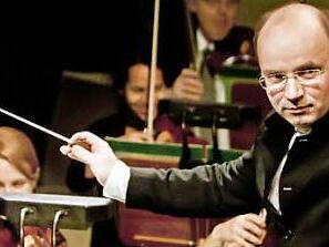 Roland Kluttig (hier am Pult des Philharmonischen Orchesters Coburg) dirigiert Mozarts "Cosi fan tutte" in Nizza. Foto: Archiv/Jochen Berger