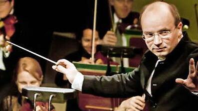 Roland Kluttig (hier am Pult des Philharmonischen Orchesters Coburg) dirigiert Mozarts "Cosi fan tutte" in Nizza. Foto: Archiv/Jochen Berger