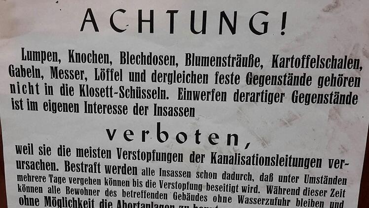 Ein reibungsloser Ablauf will geregelt sein. So gab es vor 55 Jahren eine Vielzahl derartiger Hinweisschilder. Foto: Rolf Pralle