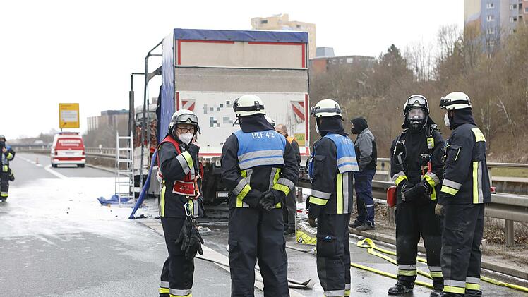 Ein Lastwagen ist am Mittwoch (7. April 2021) ist gegen 11.45 Uhr auf der Südwesttangente zwischen Nürnberg-Gebersdorf und der B14 kurz vor der Anschlussstelle Schweinau in Flammen aufgegangen.
