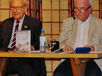 Gemeinsame auf dem Podium: Sigismund v. Dobschütz (r), Buchexperte und Kolumnist der Saale-Zeitung, liest einzelne Kapitel aus dem Buch. Prinz Eduard von Anhalt vertieft und hellt Hintergründe der Geschehnisse auf.