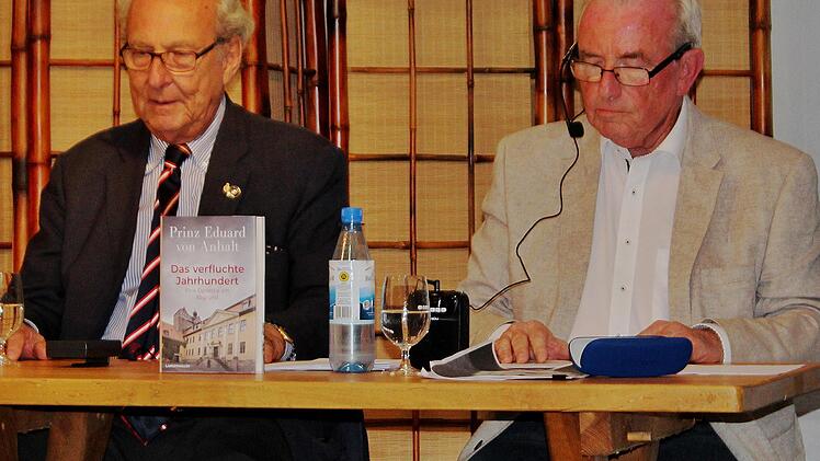 Gemeinsame auf dem Podium: Sigismund v. Dobschütz (r), Buchexperte und Kolumnist der Saale-Zeitung, liest einzelne Kapitel aus dem Buch. Prinz Eduard von Anhalt vertieft und hellt Hintergründe der Geschehnisse auf.