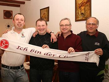 Sie stehen weiter an der Spitze 1. FCN-Fanclub Weinfranken: 1. Vorsitzender Gerald Göb, 2. Vorsitzender Sebastian Hammer, Kassier Robert Degen und Schriftführer Franz Körber. Foto: Molitor