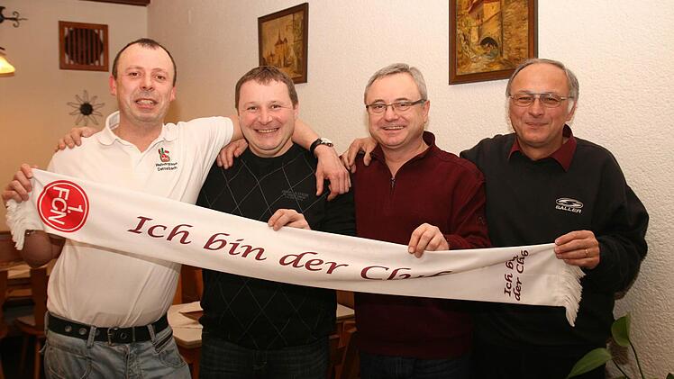 Sie stehen weiter an der Spitze 1. FCN-Fanclub Weinfranken: 1. Vorsitzender Gerald Göb, 2. Vorsitzender Sebastian Hammer, Kassier Robert Degen und Schriftführer Franz Körber. Foto: Molitor