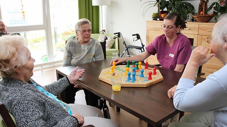 "Mensch ärgere Dich nicht", im seniorengerechten Großformat, ist eines der Spiele im Hammelburger Seniorenheim. Foto: Markus Reeh