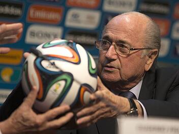 Sepp Blatter mit dem Adidas-WM-Ball von 2014 Foto: Sebastiao Moreira
