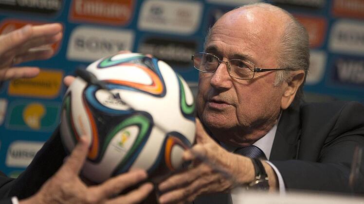 Sepp Blatter mit dem Adidas-WM-Ball von 2014 Foto: Sebastiao Moreira