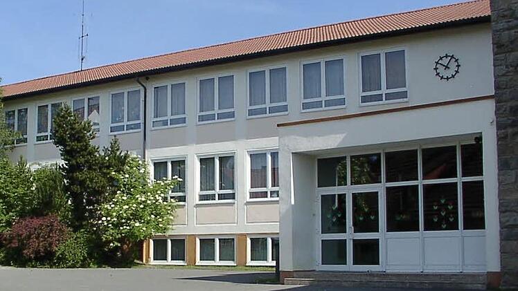 Die ehemalige Grundschule Gehülz wird zum Kindergarten und Kinderkrippe. Der Bauausschuss stimmte der zeitlich begrenzten Nutzungsänderung bis 2019 zu. Foto: Karl-Heinz Hofmann