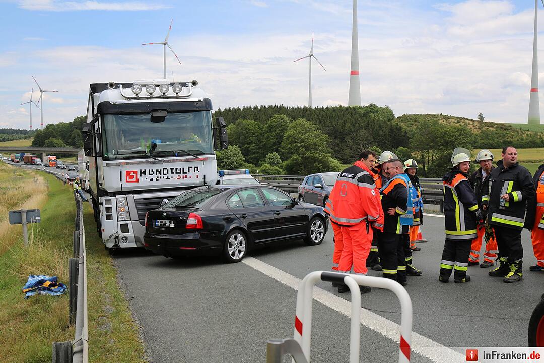 Lkw schleift Skoda vor sich her