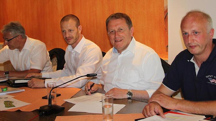 Hörten sich die Sorgen der Anwohner an - von rechts: Höferängers Ortssprecher Marco Biedefeld, OB Henry Schramm sowie Simon Ries und Uwe Angermann von der Stadtverwaltung. Foto: Stephan Tiroch