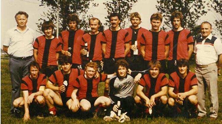 Der SV Weilersbach im Jahr 1984 nach dem Entscheidungsspiel um den Klassenerhalt gegen den SC Adelsdorf: Karl-Heinz Carra (li. oben), direkt daneben: sein Sohn Uwe. Robert Finze (stehend, 5.v.l.) köpfte nach zwei Minuten ein Eigentor über Keeper Uwe Schick hinweg.  Foto: privat