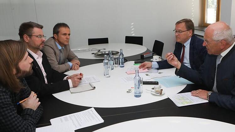 Pressegespräch bei der Mediengruppe Oberfranken (von rechts): Bezirkstagspräsident Günther Denzler und Bambergs OB Andreas Starke geben Chefredakteur Frank Förtsch sowie den Redakteuren Matthias Einwag und Sebastian Martin detailliert Auskunft über die Pläne zur angestrebten Kooperation der Kliniken in Kutzenberg, Bamberg und Scheßlitz. Foto: Barbara Herbst