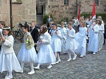 Festlich gekleidet zogen die Kinder in die Kirche ein.  Foto: maw