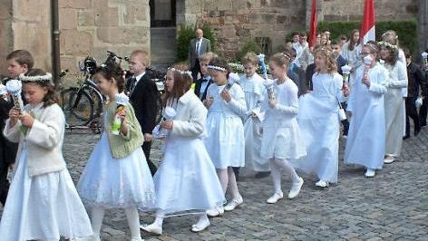 Festlich gekleidet zogen die Kinder in die Kirche ein.  Foto: maw