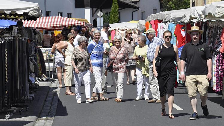 Diesmal waren die Marktstände entlang der Hauptstraße aufgereiht. Foto: Peter Klopf