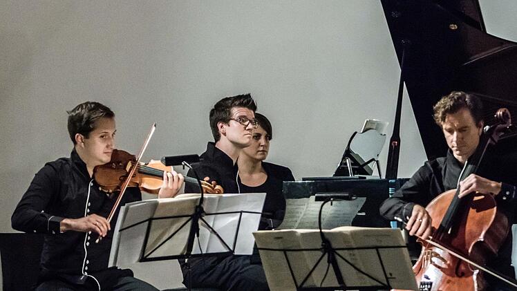 Das Aramis-Trio beeindruckte sein Publikum mit dem Abend "Schumanns Schatten" (von links): Martin Emmerich, Fabian Wankmüller und Heiner Reich. Foto: Jochen Berger