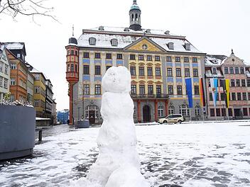 Weißes Erwahen: Schneemann auf dem Marktplatz in CoburgFoto: Jochen Berger