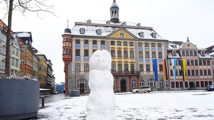 Weißes Erwahen: Schneemann auf dem Marktplatz in CoburgFoto: Jochen Berger