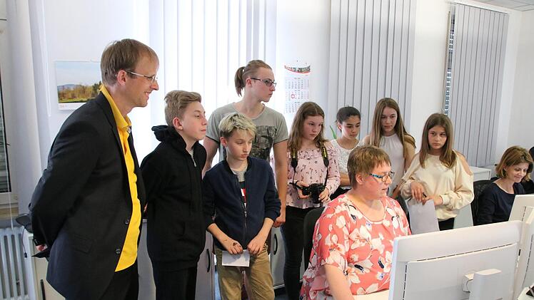 Die stellvertretende Redaktionsleiterin Annett Lüdeke (vorne) erläutert Michael Presl (links hinten) und den Schülern des Kissori-Lernzentrums die tägliche Arbeit der Redaktion. Foto: Ralf Ruppert
