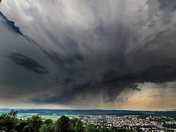 Eigentlich soll es warm am Donnerstag - doch das Wetter kann plötzlich umschlagen. Foto: Nicolas Armer/dpa