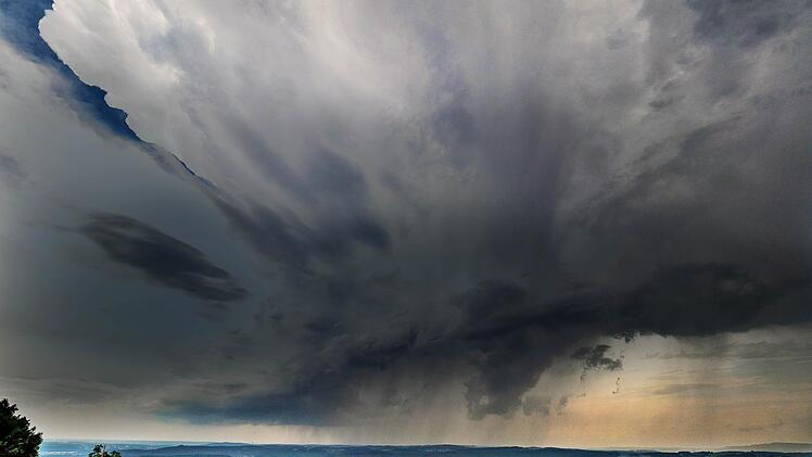 Eigentlich soll es warm am Donnerstag - doch das Wetter kann plötzlich umschlagen. Foto: Nicolas Armer/dpa