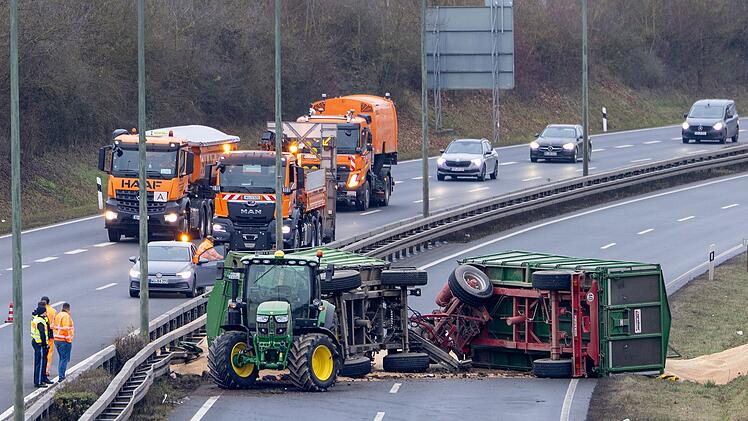 Getreide-Anhänger auf B8 in Würzburg gekippt