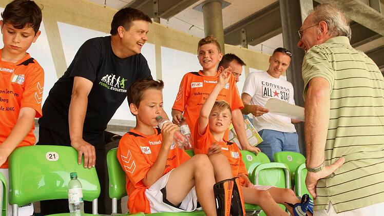 Gute Stimmung herrschte bei den Reckendorfern nach dem ersten Spiel gegen Japan, das 1:1 endete. Foto: Günther Geiling