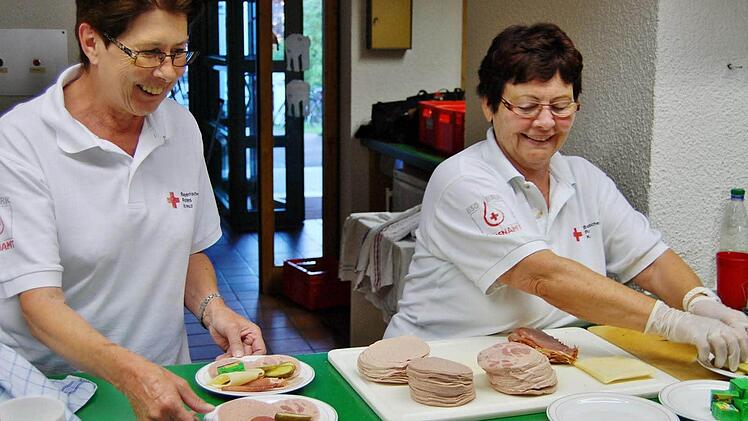 Rotkreuz-Helferinnen wie Liesl Schröter (links) und Ina Wallauer betreuten am Dienstag in den Abendstunden bis 21.30 Uhr die Blutspender in Lauter.