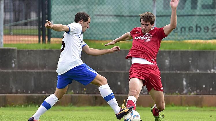 Herzogenaurachs Spielertrainer Reinhardt Kusnyarik (links) setzte sich in dieser Szene gegen einen Erlanger durch und besorgte auch die zwischenzeitlich 1:0-Führung für die Pumas. Fotos: Sportfoto Zink