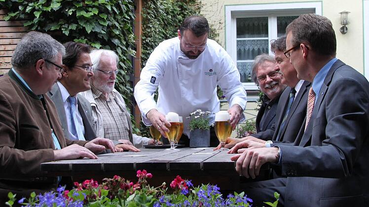 Vorbesprechung im Garten - von links: Kreisvorsitzender Stephan Ertl und Bezirksgeschäftsführer Günther Elfert vom Hotel- und Gaststättenverband, Veit Pöhlmann, Alexander Schütz, Professor Hans Hopfinger, Landrat Klaus Peter Söllner und Wolfram Brehm von der IHK. Foto: Stephan Tiroch