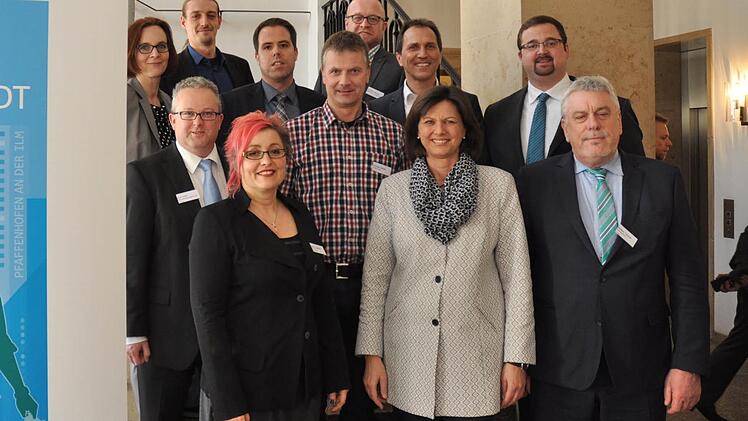 Bayerns Wirtschaftsministerin Ilse Aigner mit Vertretern der Modellkommune Coburg Foto: Michaela Straube