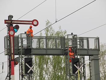 Mit dem viergleisigem Ausbau zwischen Forchheim und Bamberg werden im August auch die alten Flügelsignale ersetzt. In Forchheim-Nord hoffen die Bürger, dass bis dahin auch die Signale für einen optimierten Bahn-Halt im Stadtnorden auf Grün stehen.  Foto: DB AG/Hannes Frank