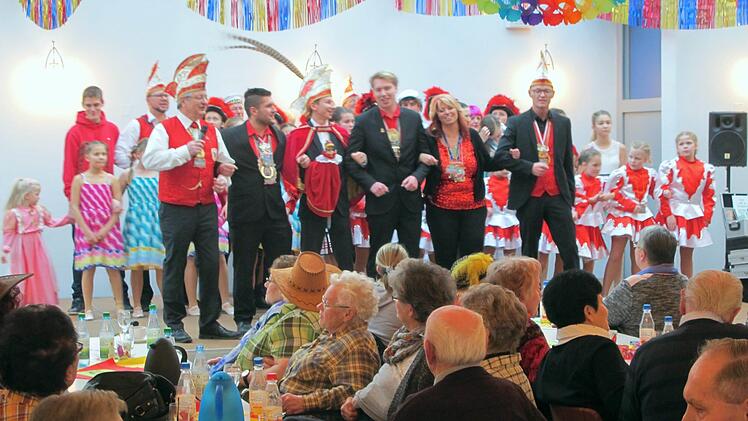 Bei der Schunkelrunde feiern alle Karnevalsakteure  auf der kleinen Bühne. Foto: Thomas Dill