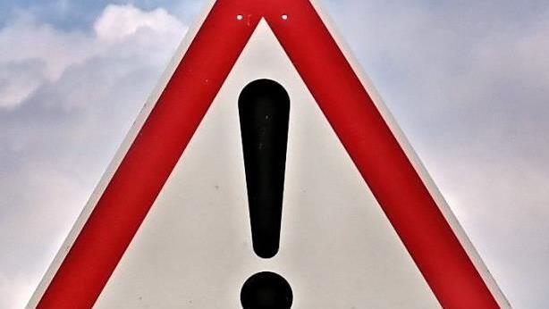 Ebern hat Warnschilder an der Stra&szlig;e zwischen Unterpreppach und Vorbach angebracht, um auf den Eichenspinner aufmerksam zu machen.  Foto: Helmut Will