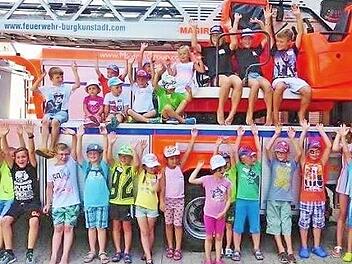 Einen Riesenspaß hatten die Kinder beim Kindernachmittag der Feuerwehr, die Fahrt mit einem Feuerwehrfahrzeug durfte dabei natürlich nicht fehlen.  Foto: Ingrid Kohles