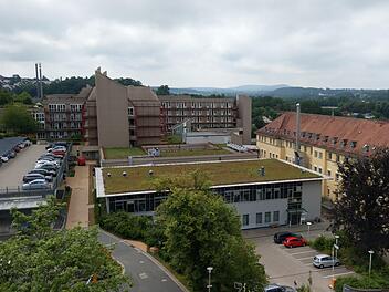Blick von der Dachterrasse des Verwaltungsgebäudes von Regiomed auf das Coburger Klinikum. Foto: Simone Bastian