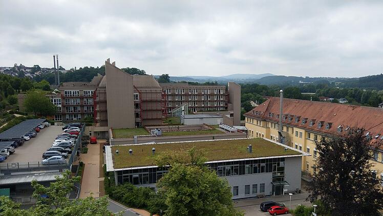 Blick von der Dachterrasse des Verwaltungsgebäudes von Regiomed auf das Coburger Klinikum. Foto: Simone Bastian